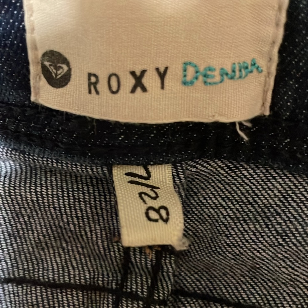 Roxy - Picture 3 of 6